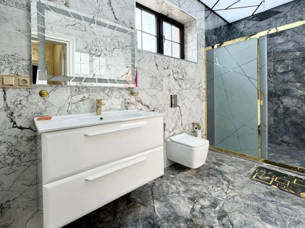 Satılır 8 otaqlı həyət evi 280 m²