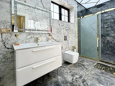 Satılır 8 otaqlı həyət evi 280 m²