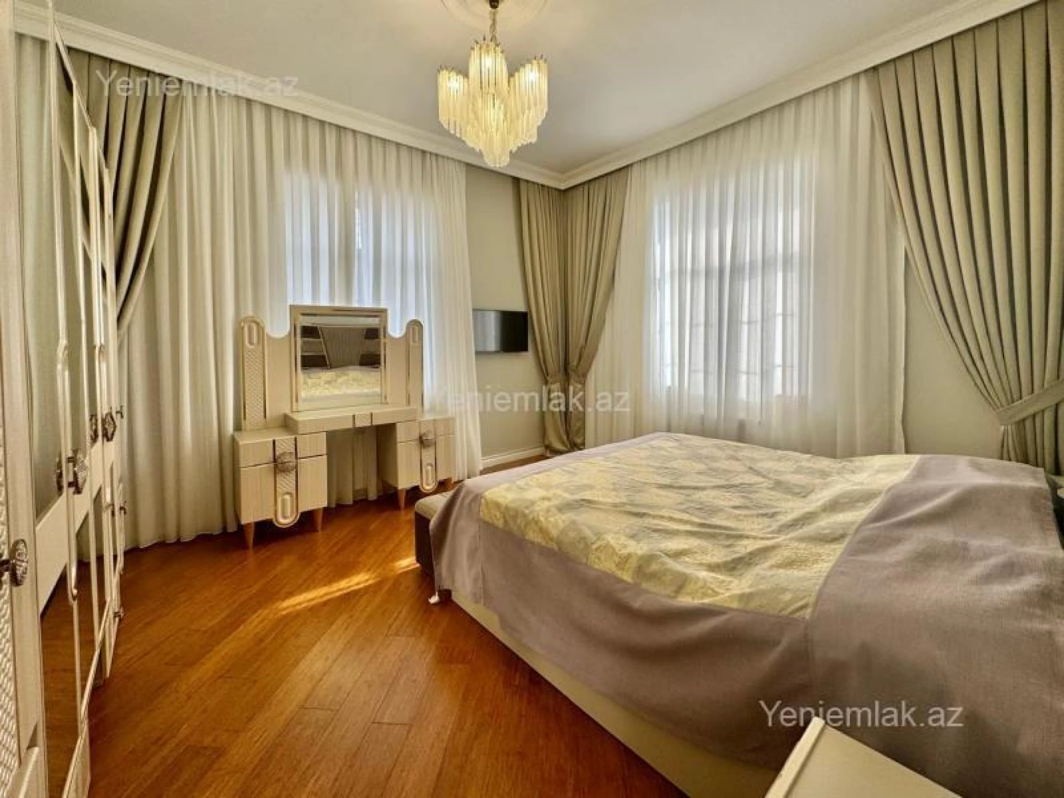 Satılır 8 otaqlı həyət evi 280 m²