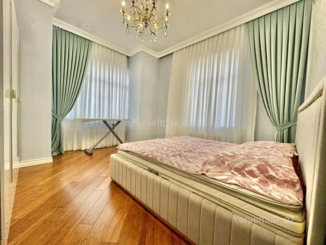 Satılır 8 otaqlı həyət evi 280 m²