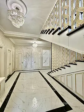 Satılır 8 otaqlı həyət evi 280 m²