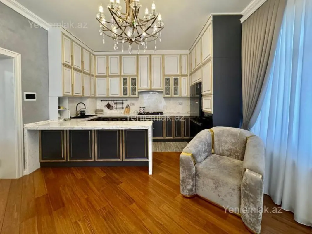 Satılır 8 otaqlı həyət evi 280 m²