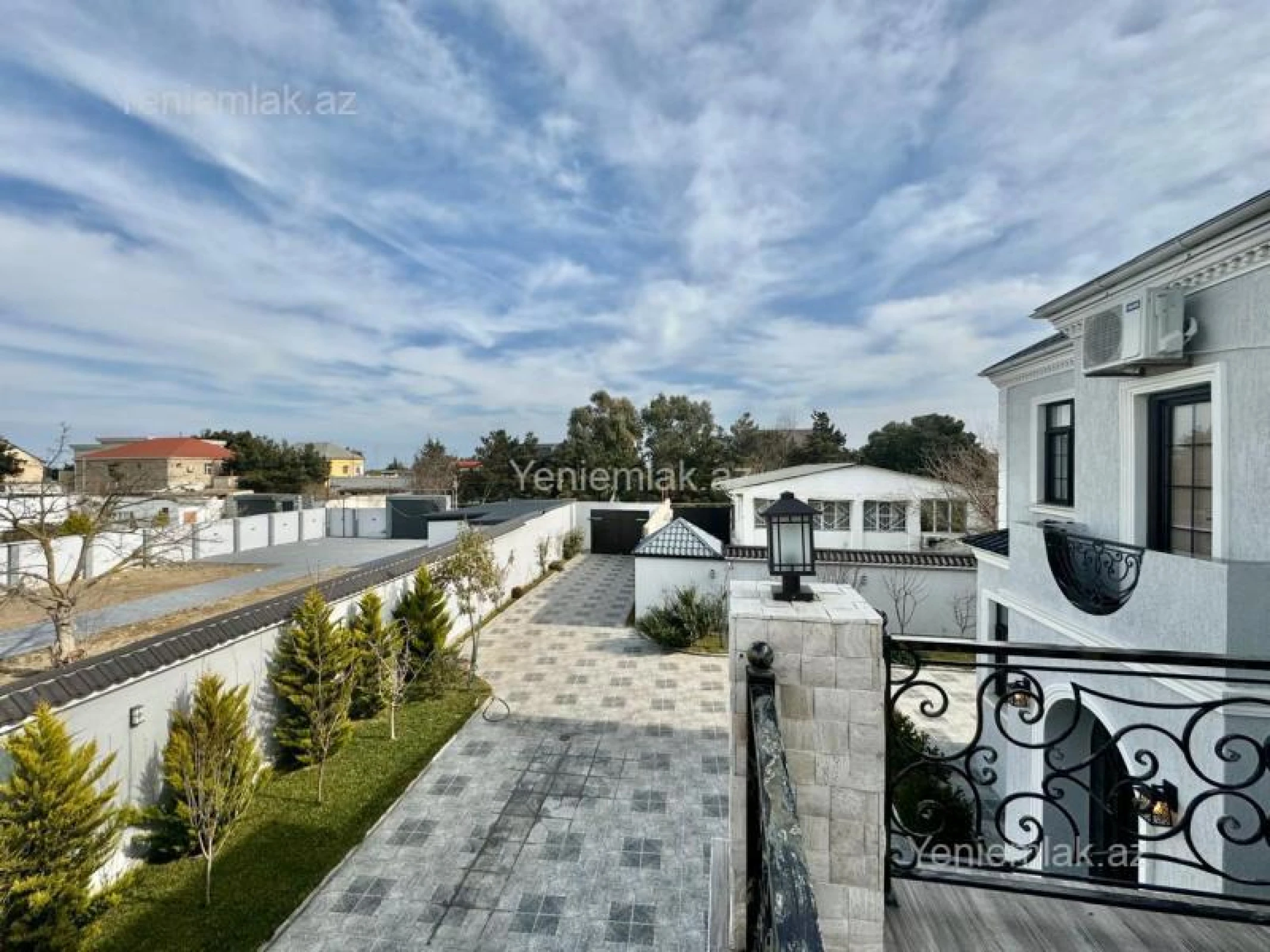 Satılır 8 otaqlı həyət evi 280 m²