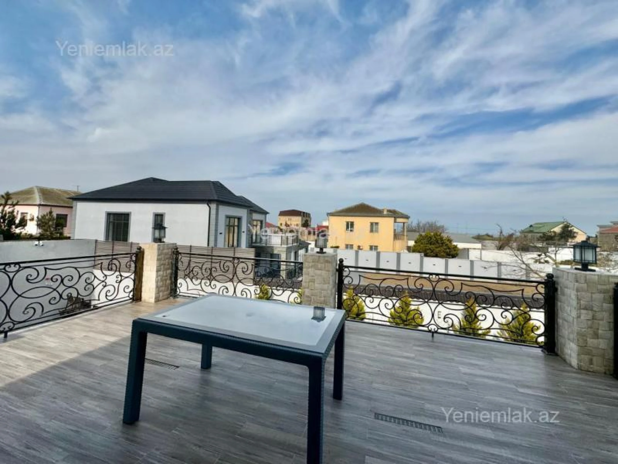 Satılır 8 otaqlı həyət evi 280 m²