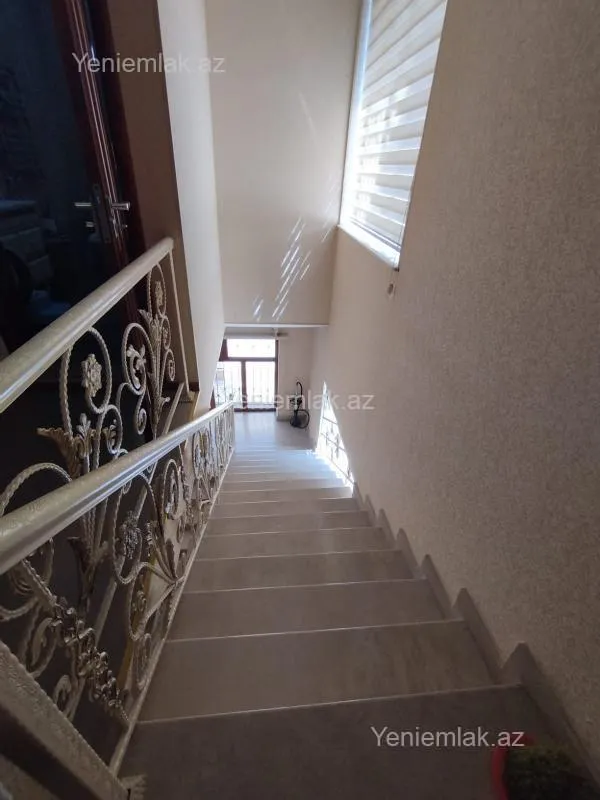 Satılır 6 otaqlı həyət evi 300 m²