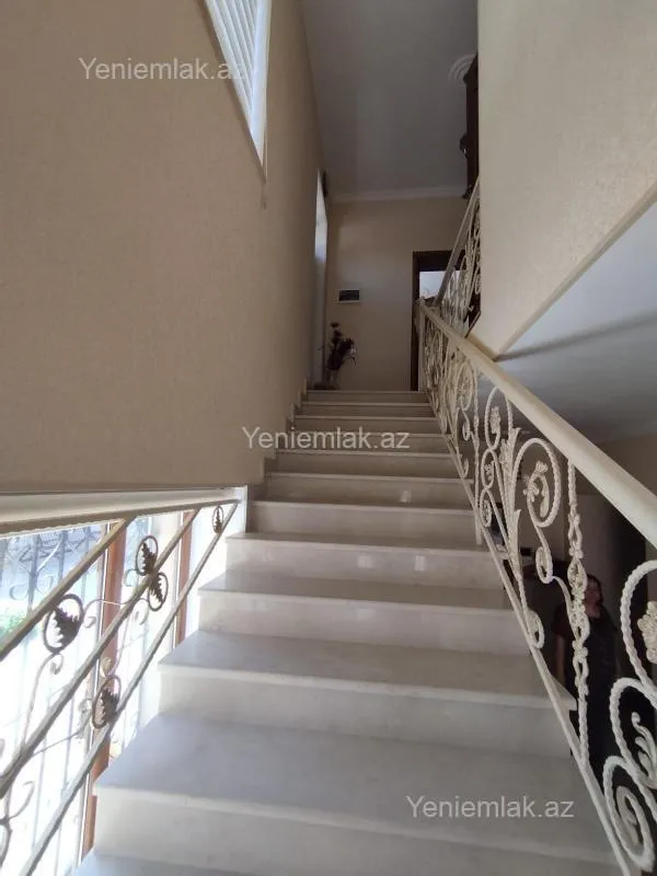 Satılır 6 otaqlı həyət evi 300 m²