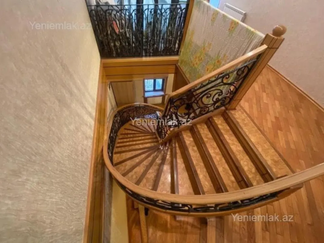 Satılır 8 otaqlı həyət evi 250 m²