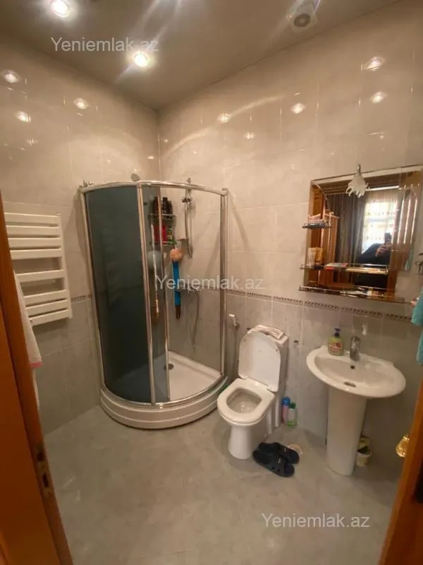 Satılır 8 otaqlı həyət evi 250 m²