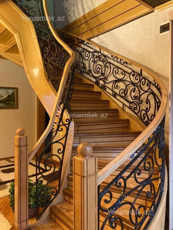 Satılır 8 otaqlı həyət evi 250 m²