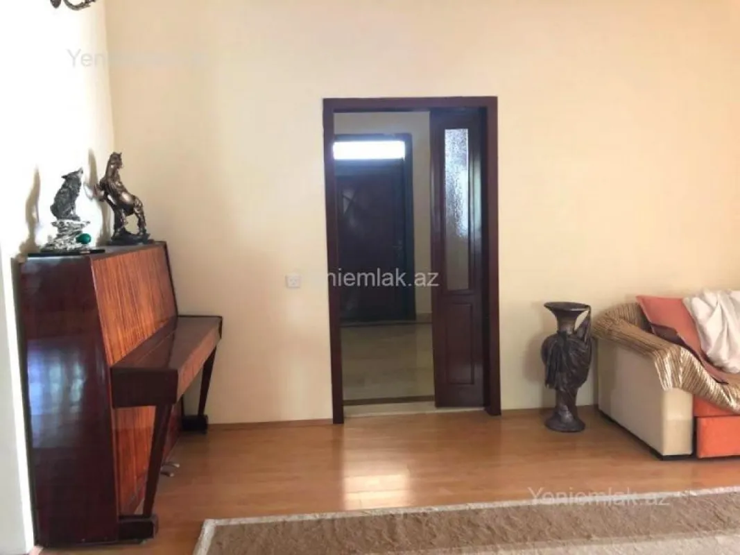Satılır 7 otaqlı həyət evi 1150 m²