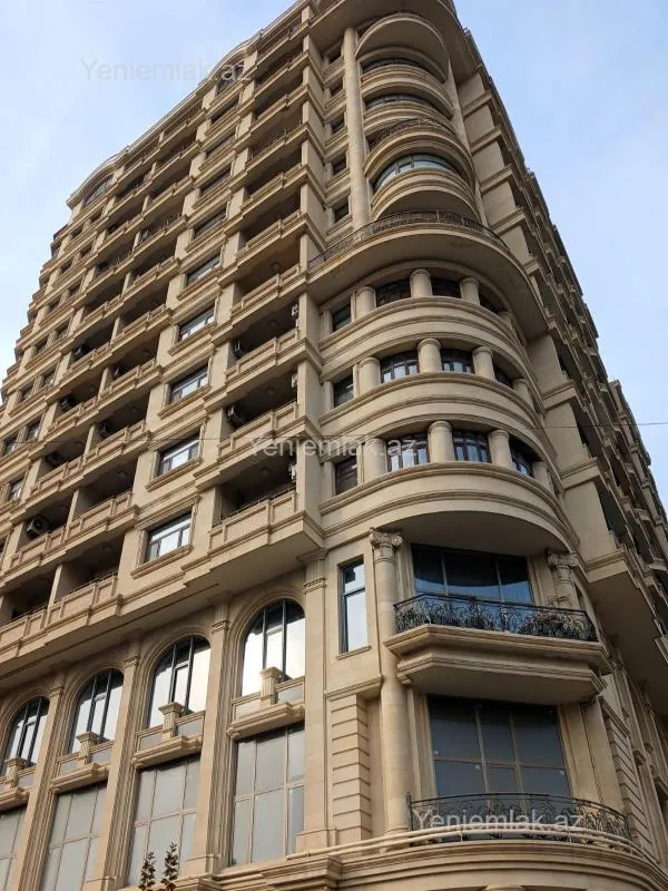 Satılır 4 otaqlı yeni tikili 200 m²