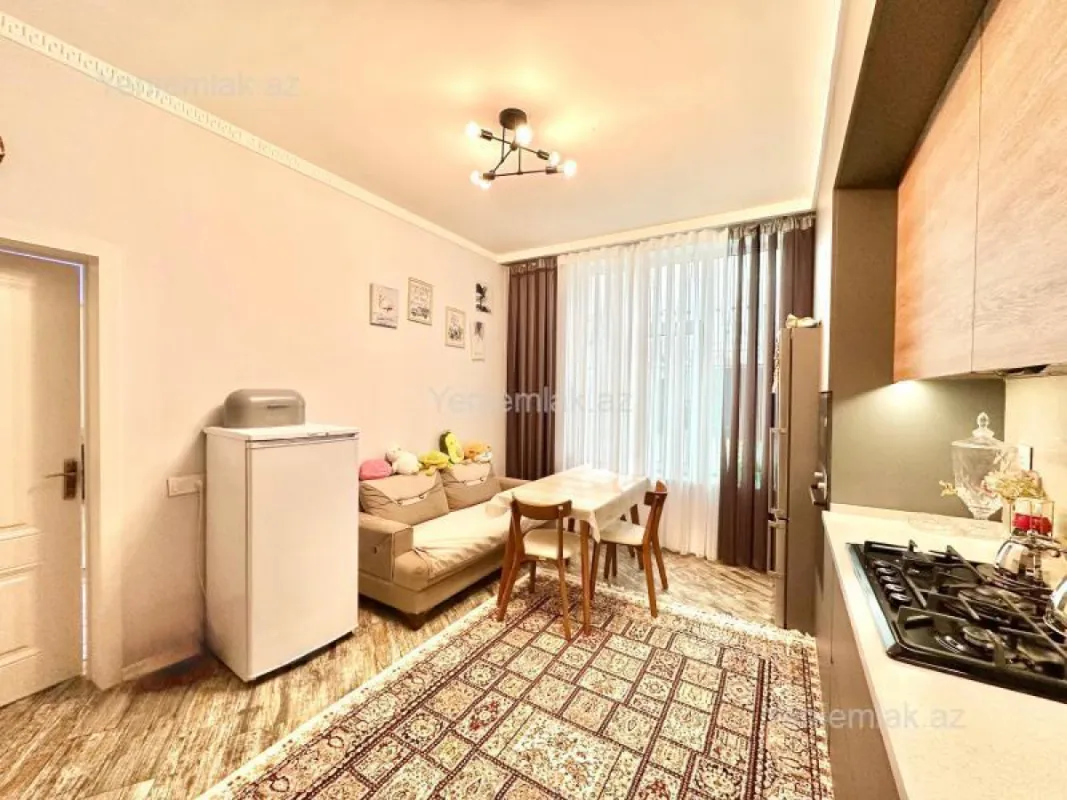 Satılır 6 otaqlı həyət evi 240 m²