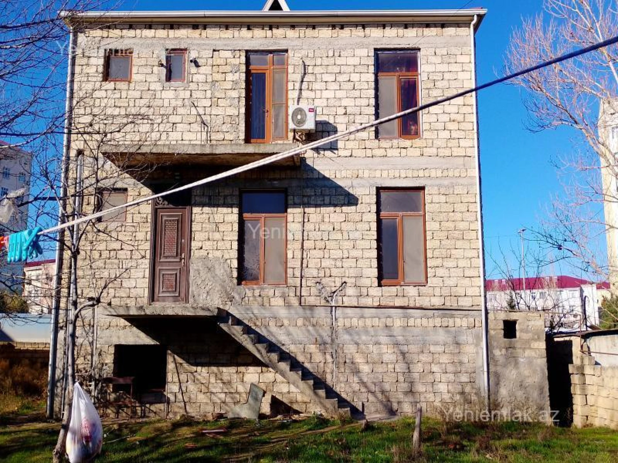 Satılır 10 otaqlı həyət evi 330 m²