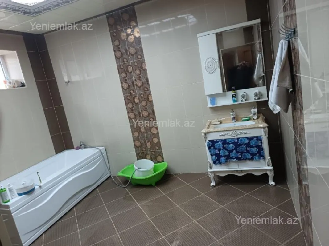 Satılır 12 otaqlı həyət evi 900 m²