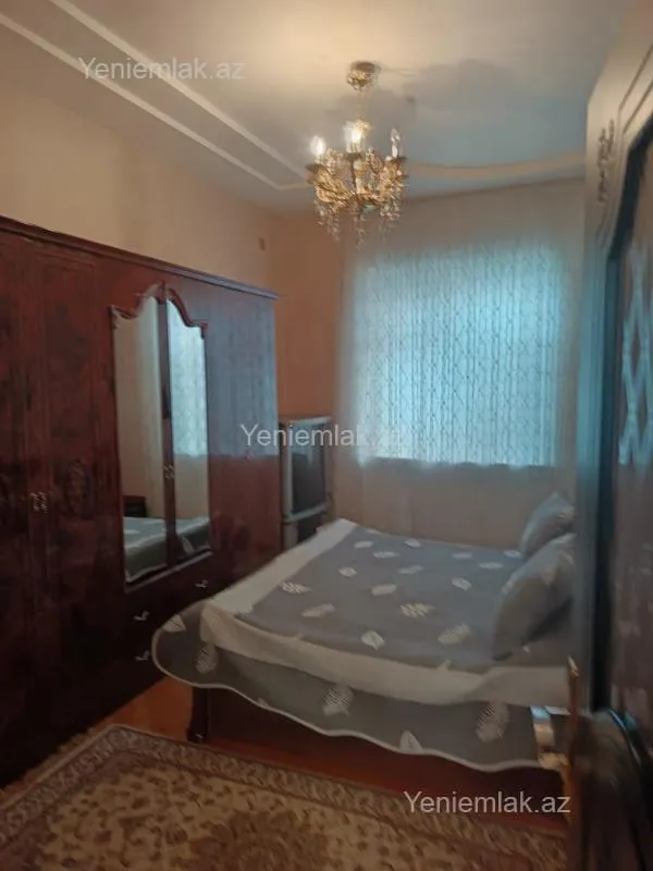 Satılır 12 otaqlı həyət evi 900 m²