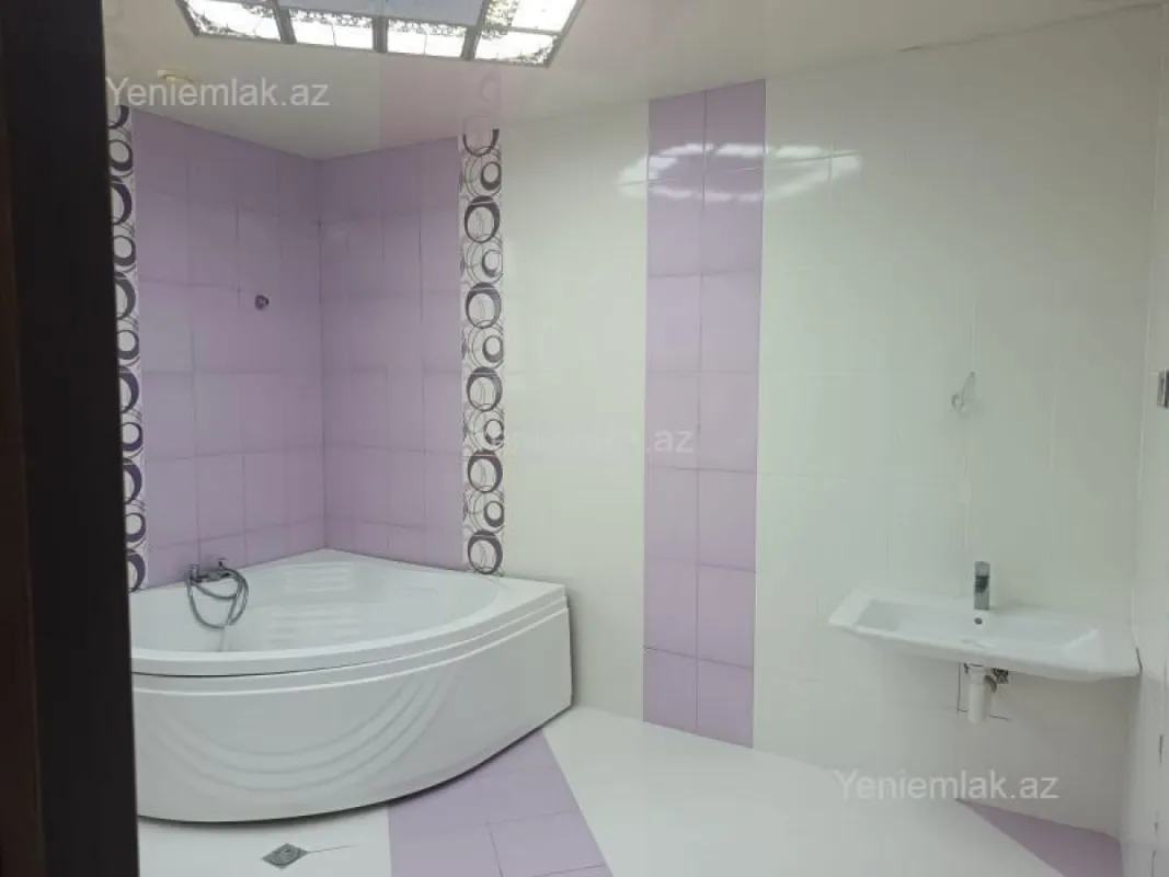 Satılır 12 otaqlı həyət evi 900 m²