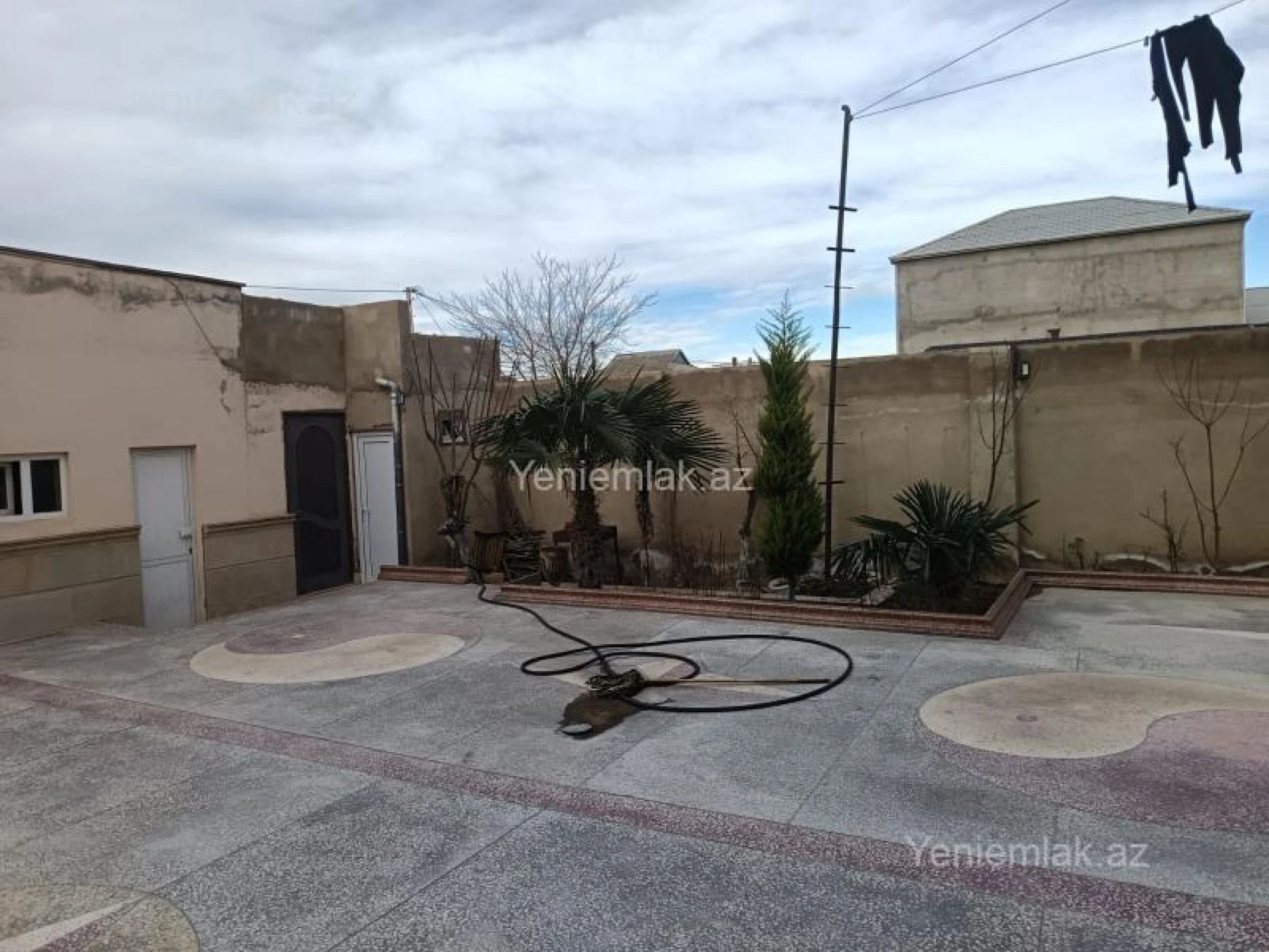 Satılır 12 otaqlı həyət evi 900 m²