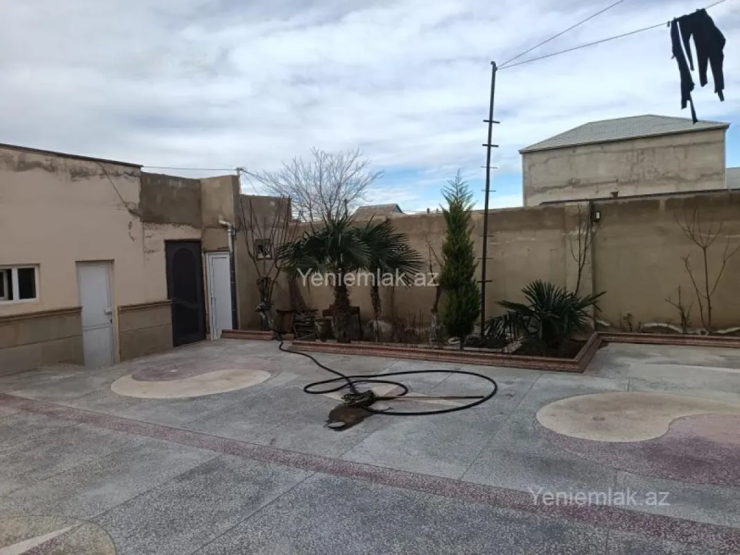 Satılır 12 otaqlı həyət evi 900 m²