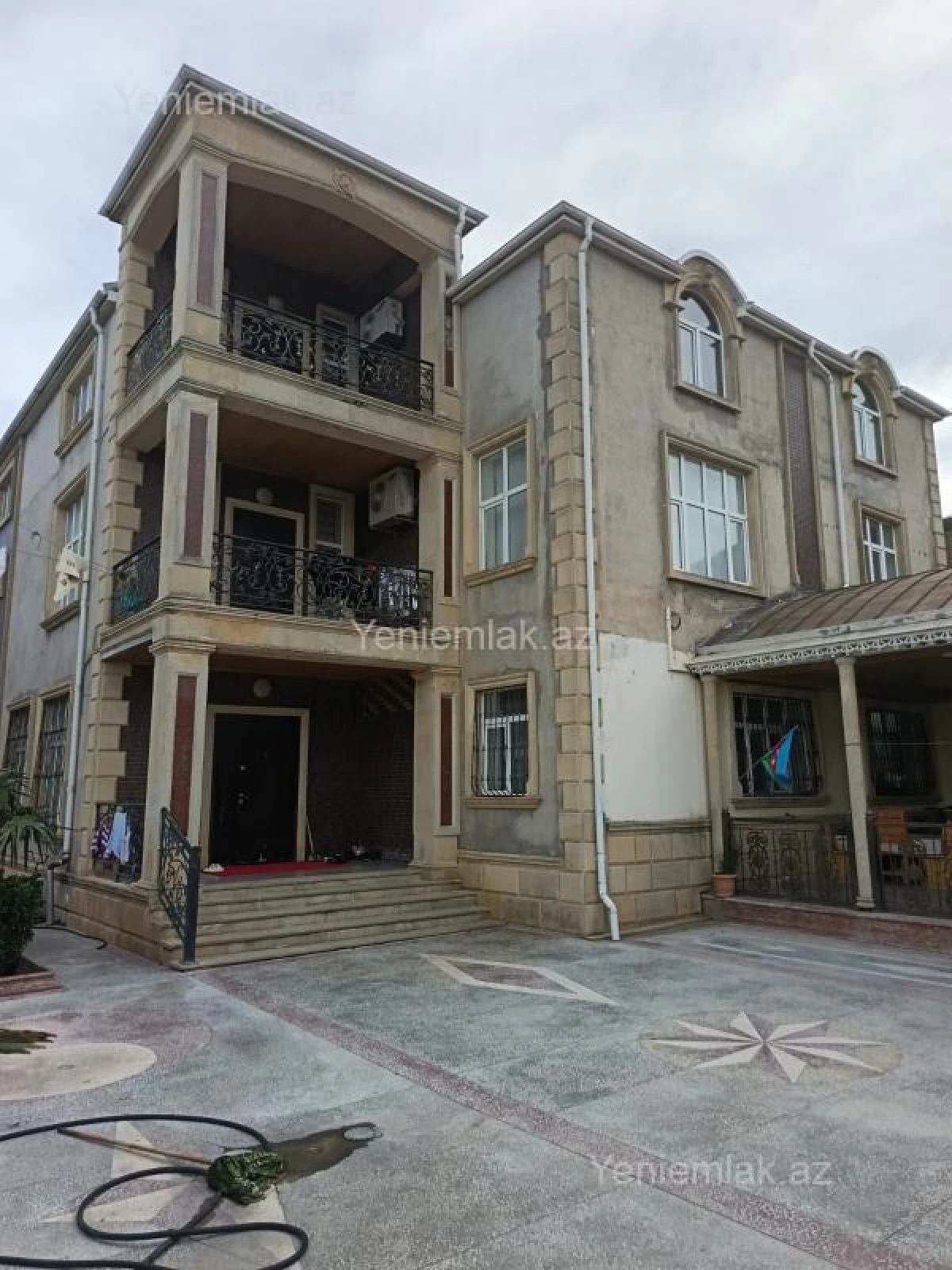 Satılır 12 otaqlı həyət evi 900 m²