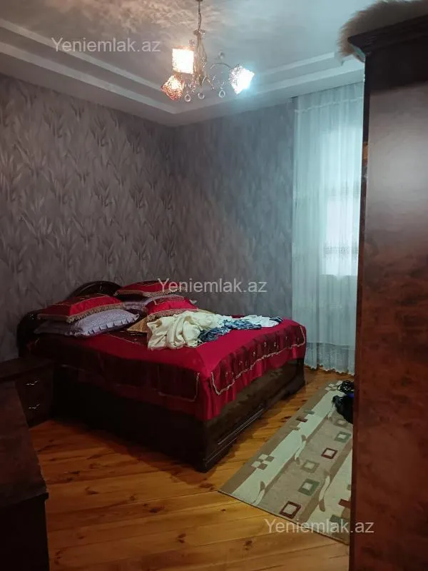 Satılır 12 otaqlı həyət evi 900 m²