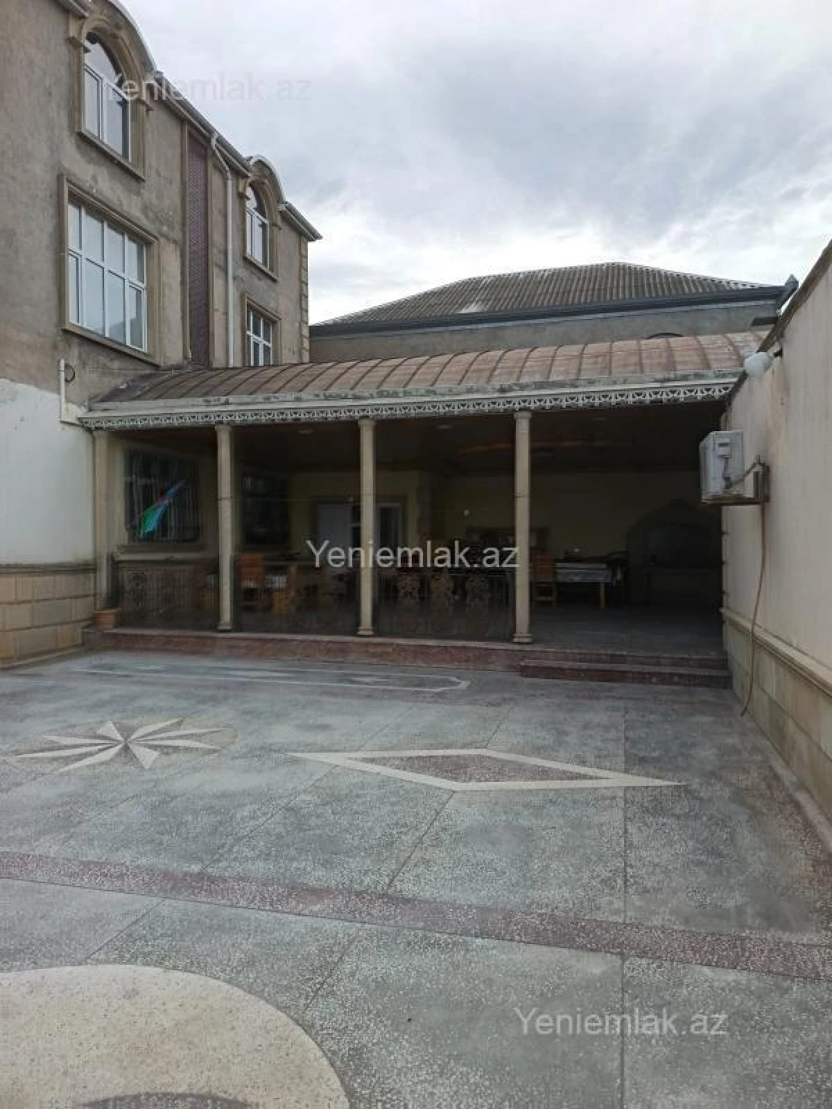 Satılır 12 otaqlı həyət evi 900 m²