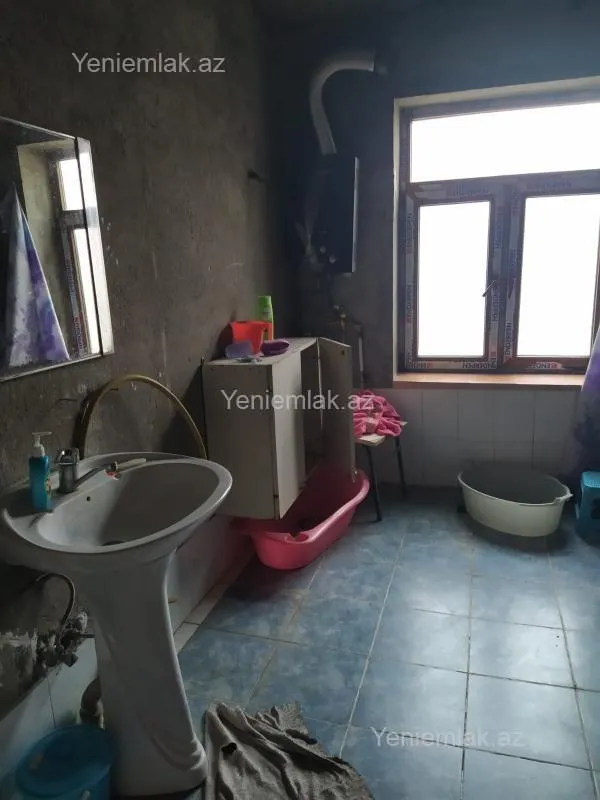 Satılır 8 otaqlı həyət evi 350 m²