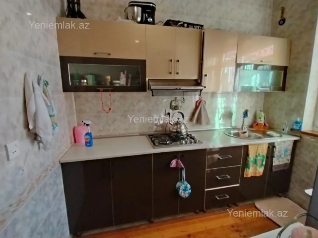 Satılır 9 otaqlı həyət evi 220 m²