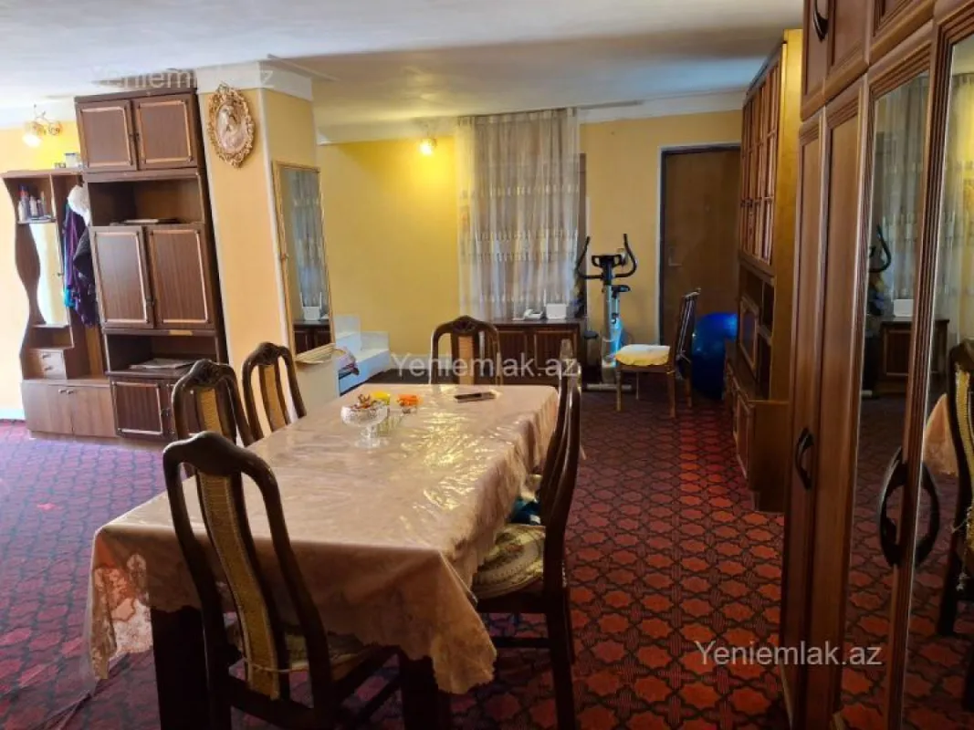 Satılır 9 otaqlı həyət evi 220 m²