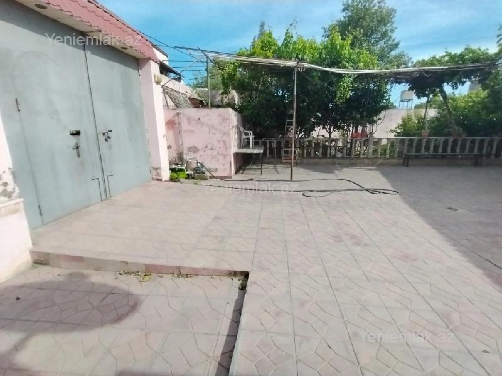 Satılır 9 otaqlı həyət evi 220 m²