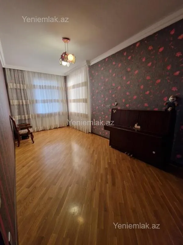 Satılır 5 otaqlı həyət evi 350 m²
