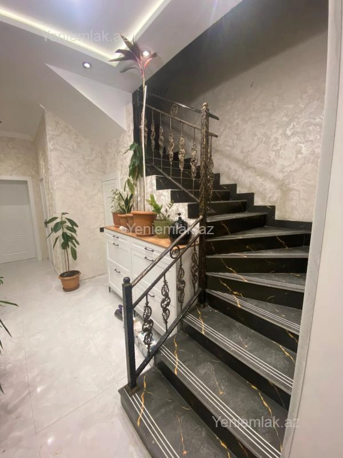 Satılır 4 otaqlı həyət evi 200 m²