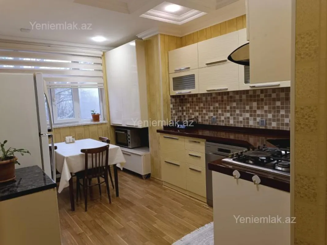 Satılır 5 otaqlı köhnə tikili 105 m²