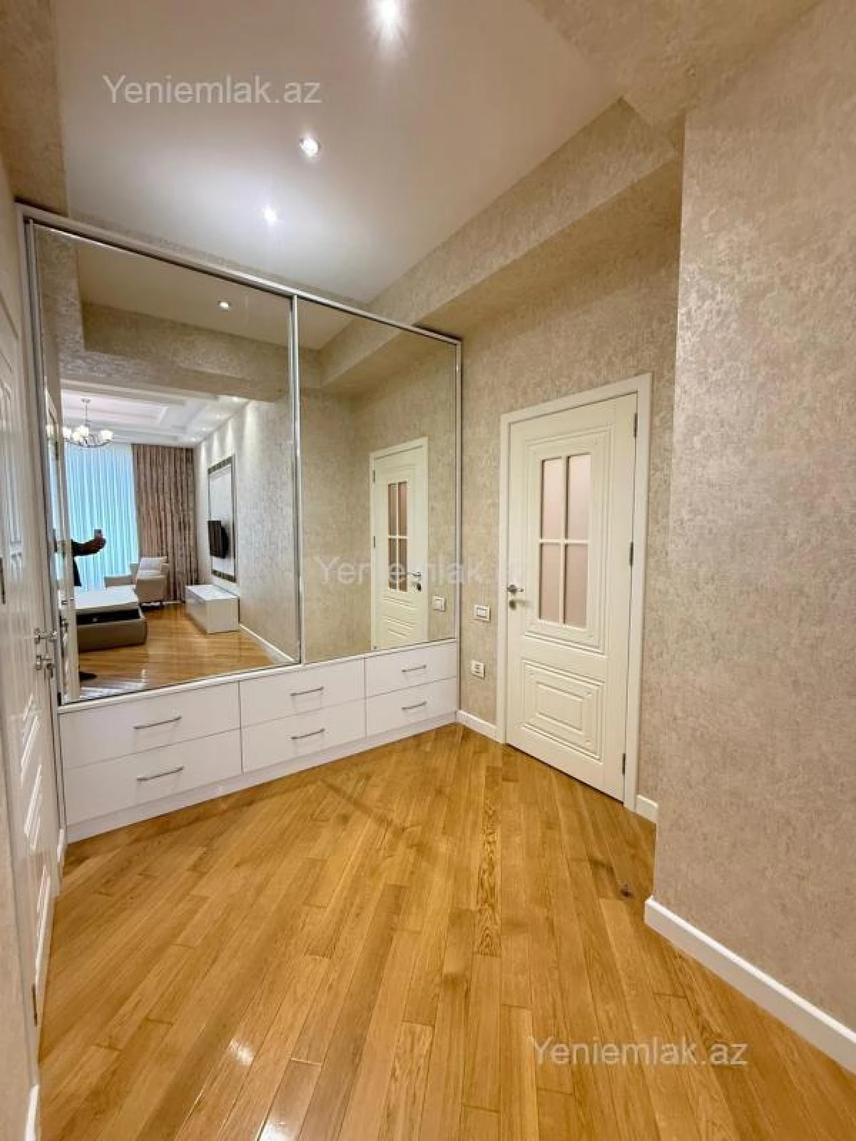 Satılır 3 otaqlı yeni tikili 130 m²