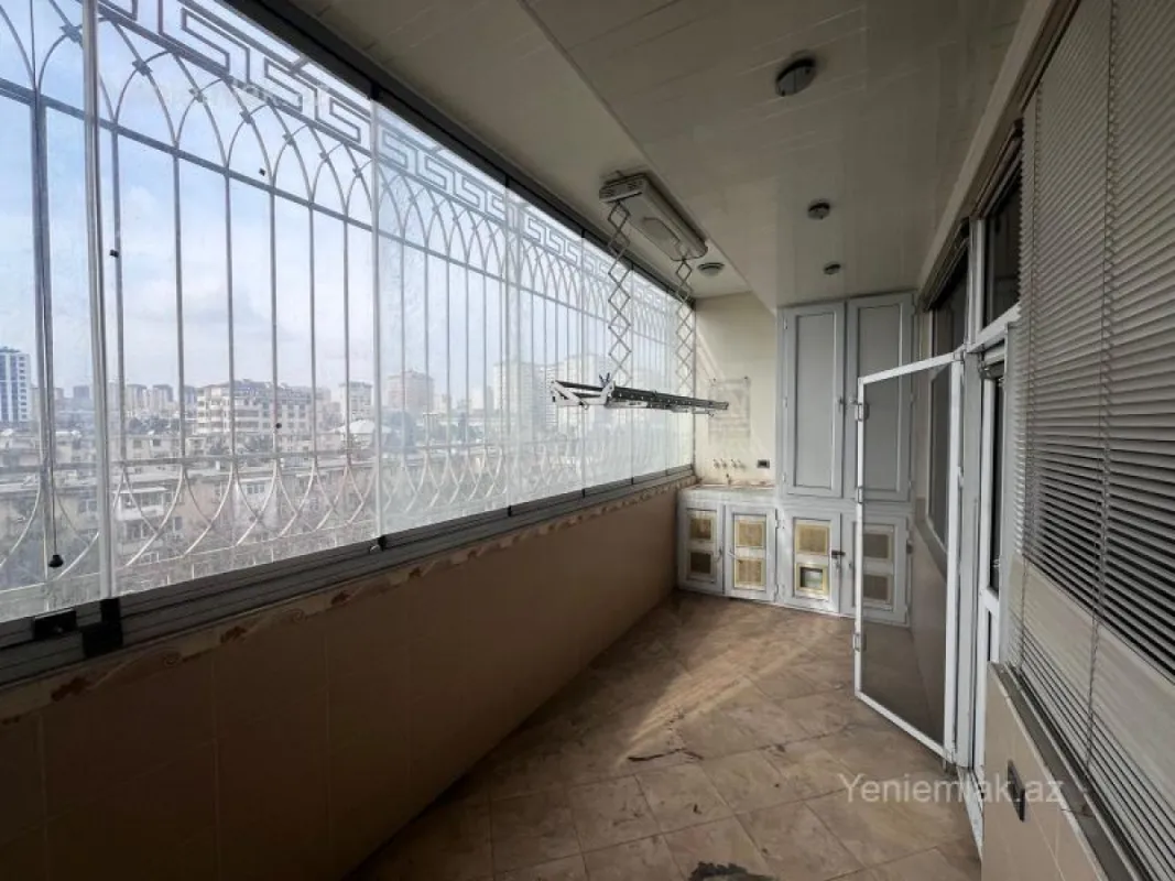 Satılır 5 otaqlı köhnə tikili 180 m²