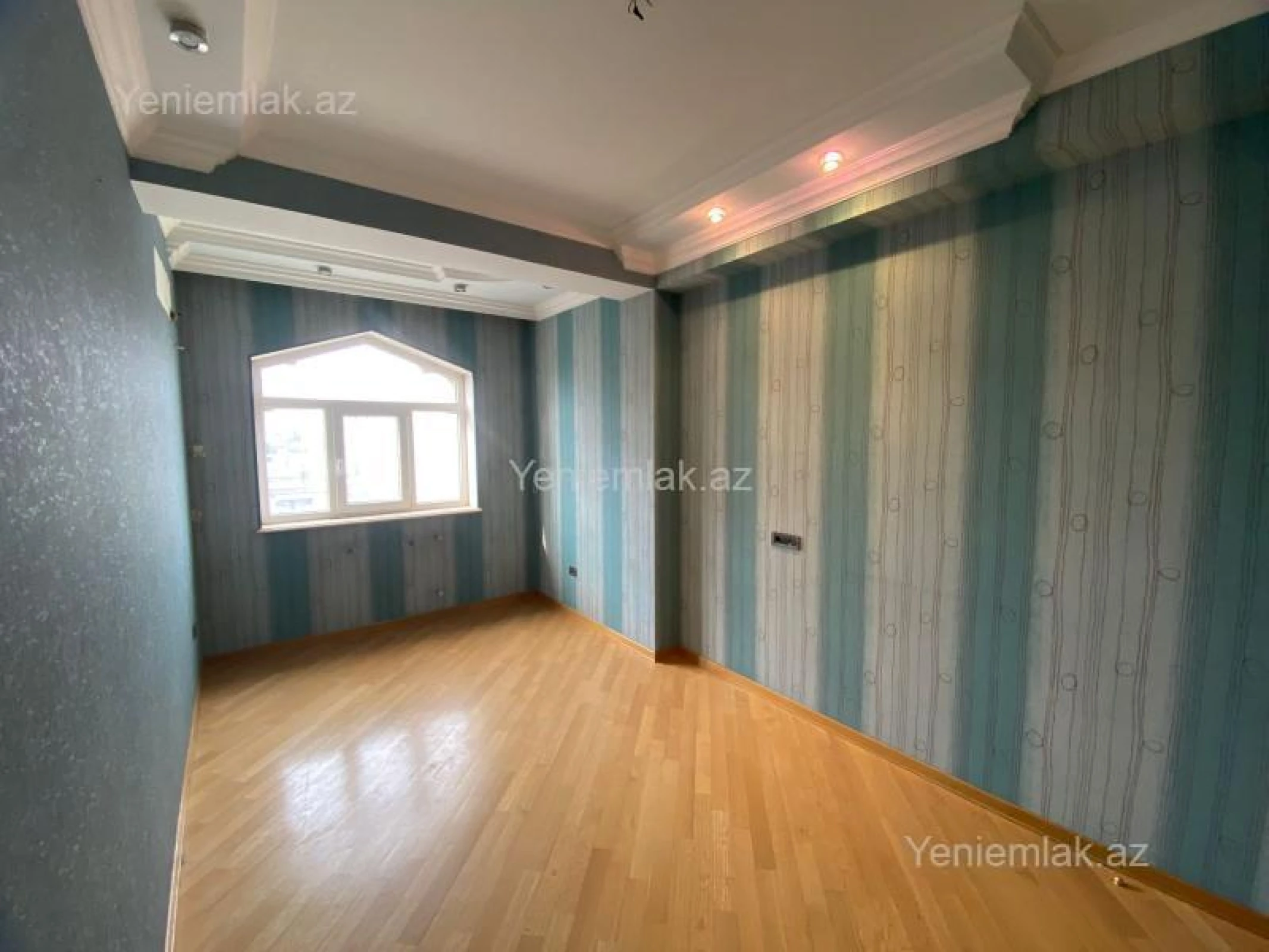 Satılır 5 otaqlı köhnə tikili 180 m²