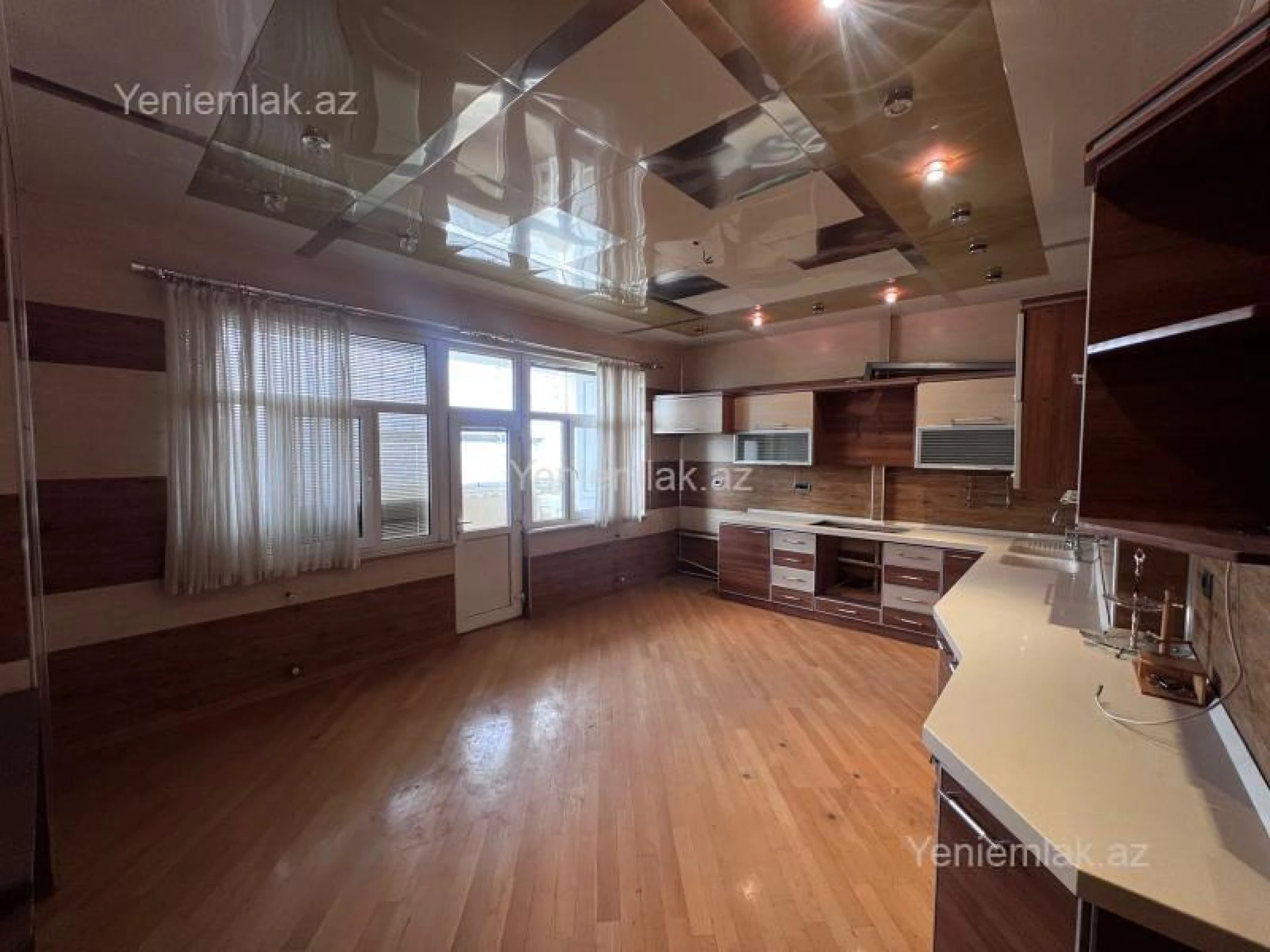 Satılır 5 otaqlı köhnə tikili 180 m²