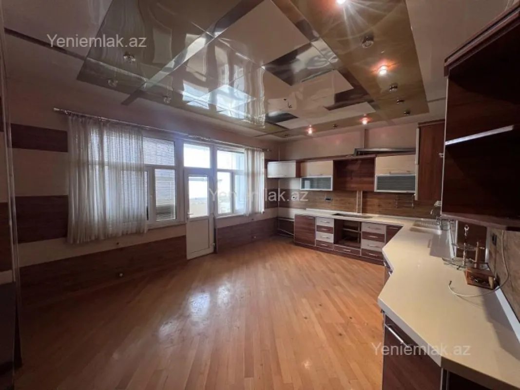 Satılır 5 otaqlı köhnə tikili 180 m²