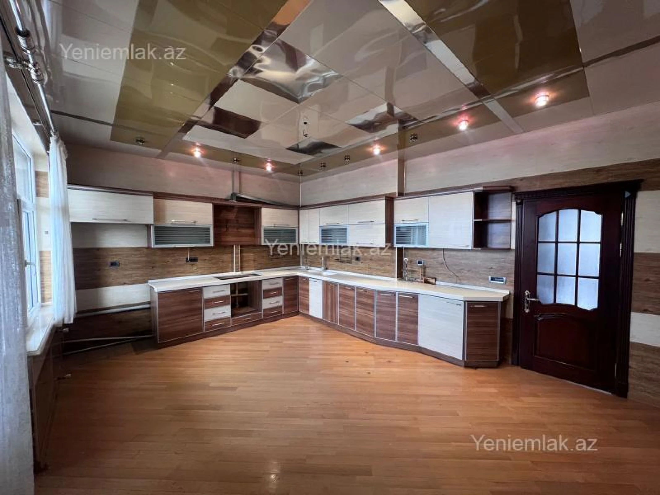 Satılır 5 otaqlı köhnə tikili 180 m²