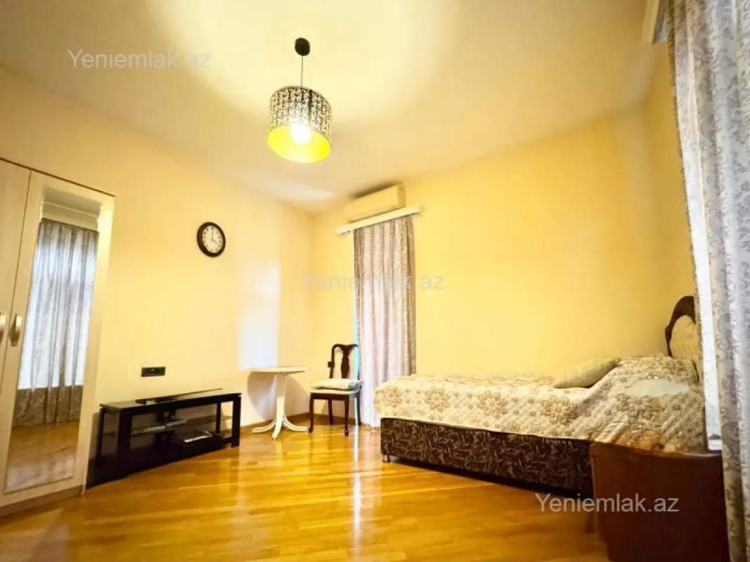Satılır 6 otaqlı həyət evi 600 m²