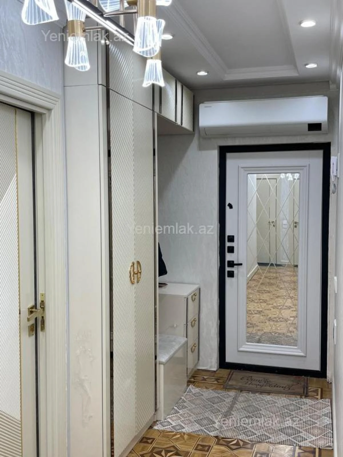 Satılır 4 otaqlı köhnə tikili 130 m²