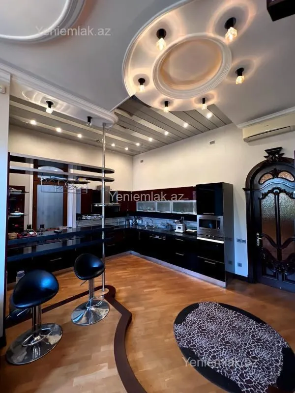 Satılır 10 otaqlı həyət evi 803 m²