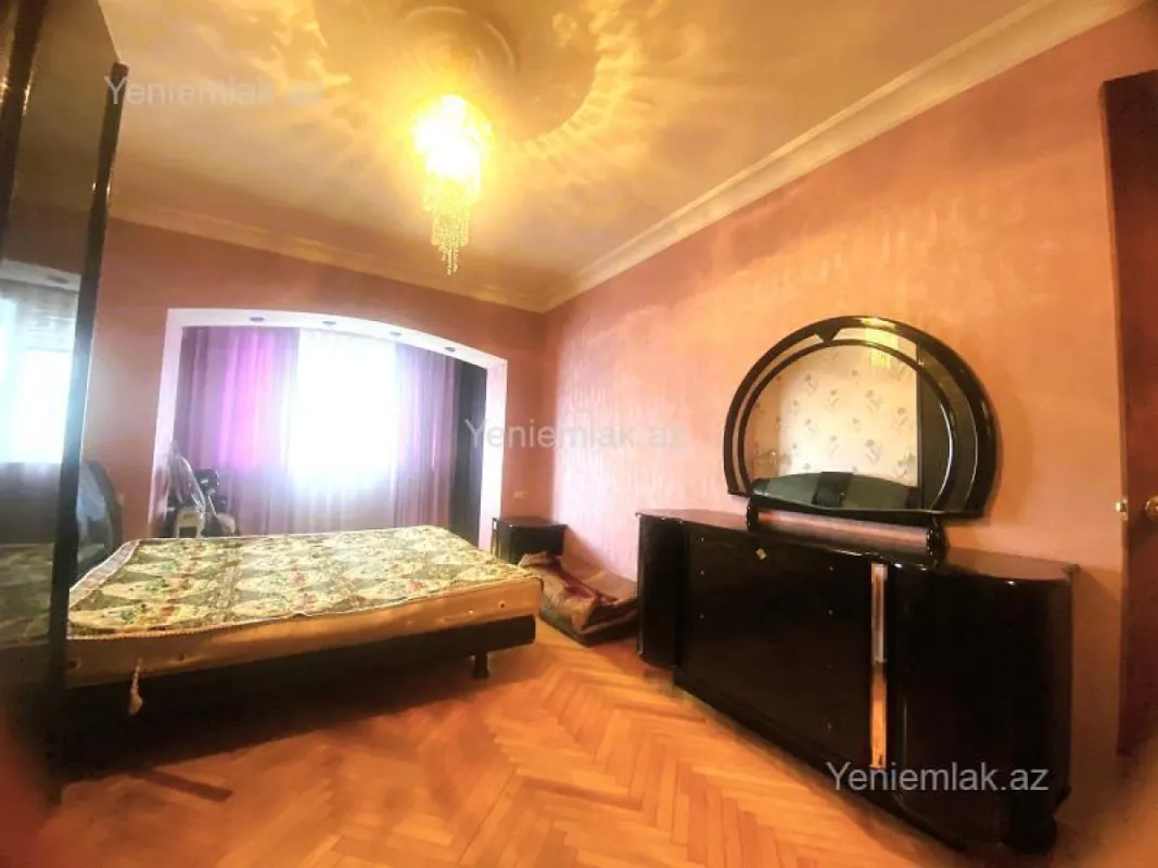 Satılır 4 otaqlı köhnə tikili 105 m²