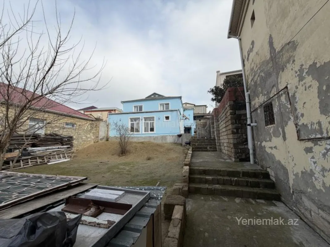 Satılır 10 otaqlı həyət evi 300 m²