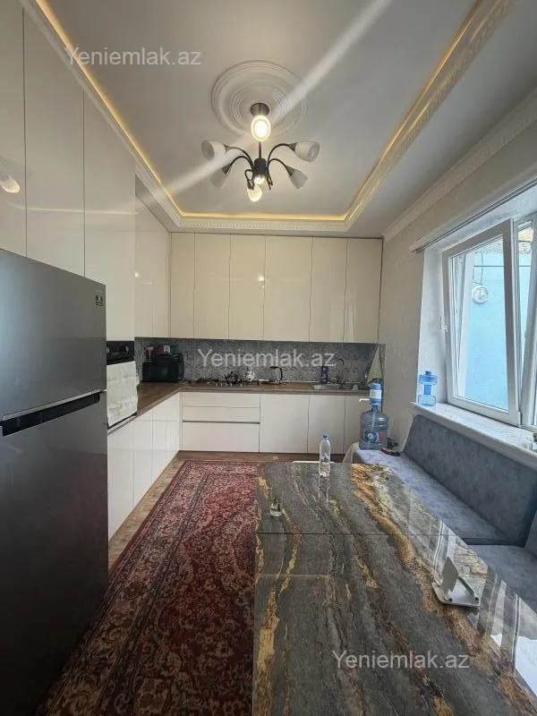 Satılır 10 otaqlı həyət evi 300 m²