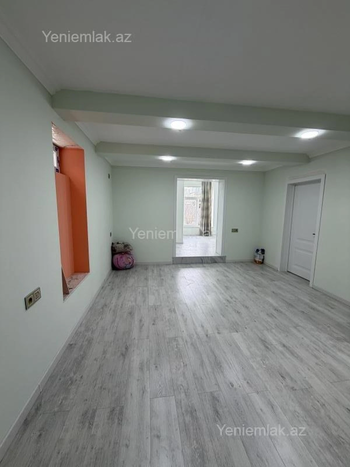 Satılır 10 otaqlı həyət evi 300 m²