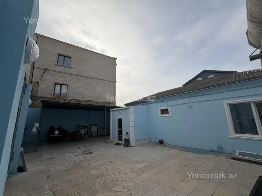Satılır 10 otaqlı həyət evi 300 m²