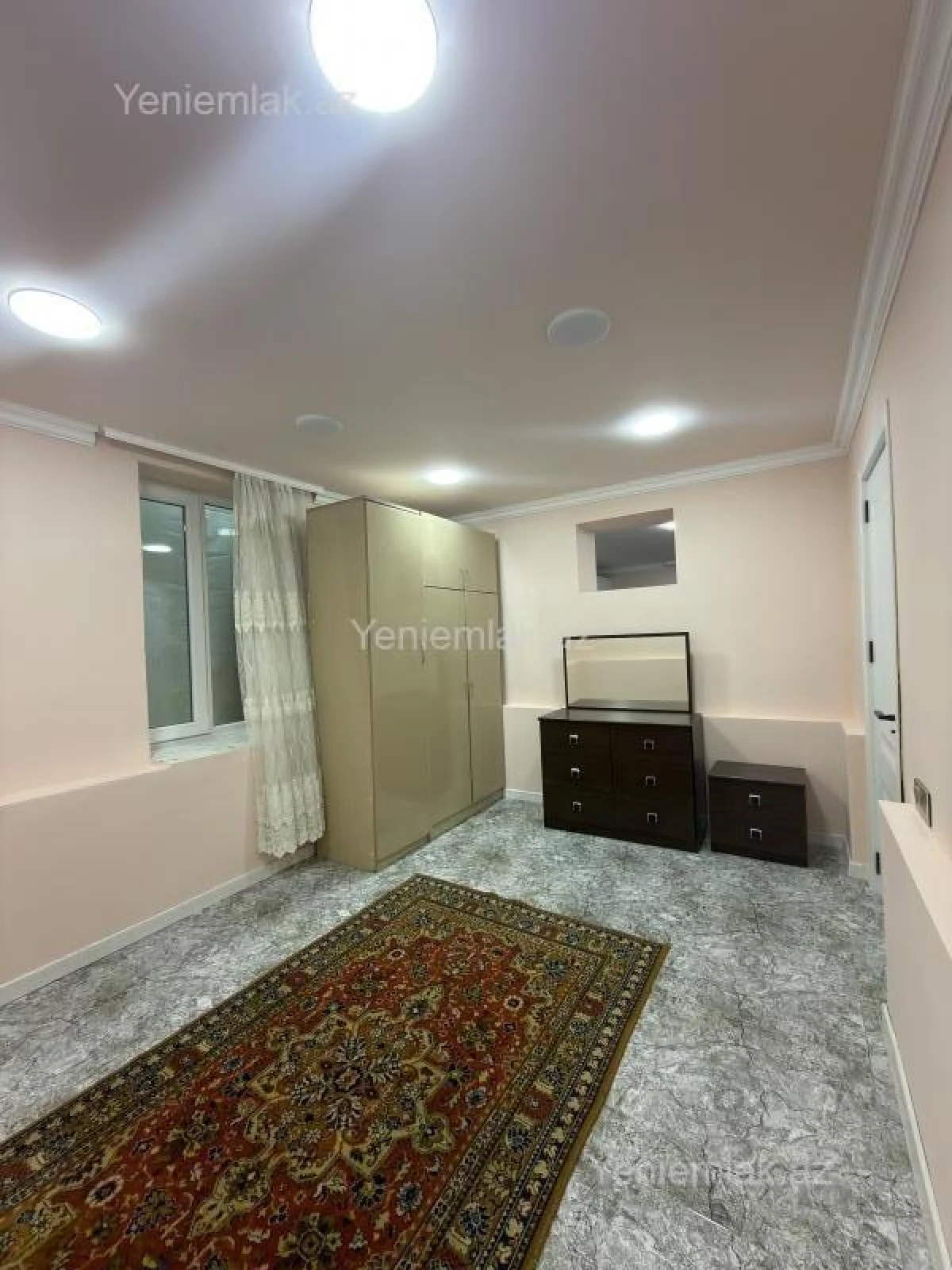 Satılır 10 otaqlı həyət evi 300 m²