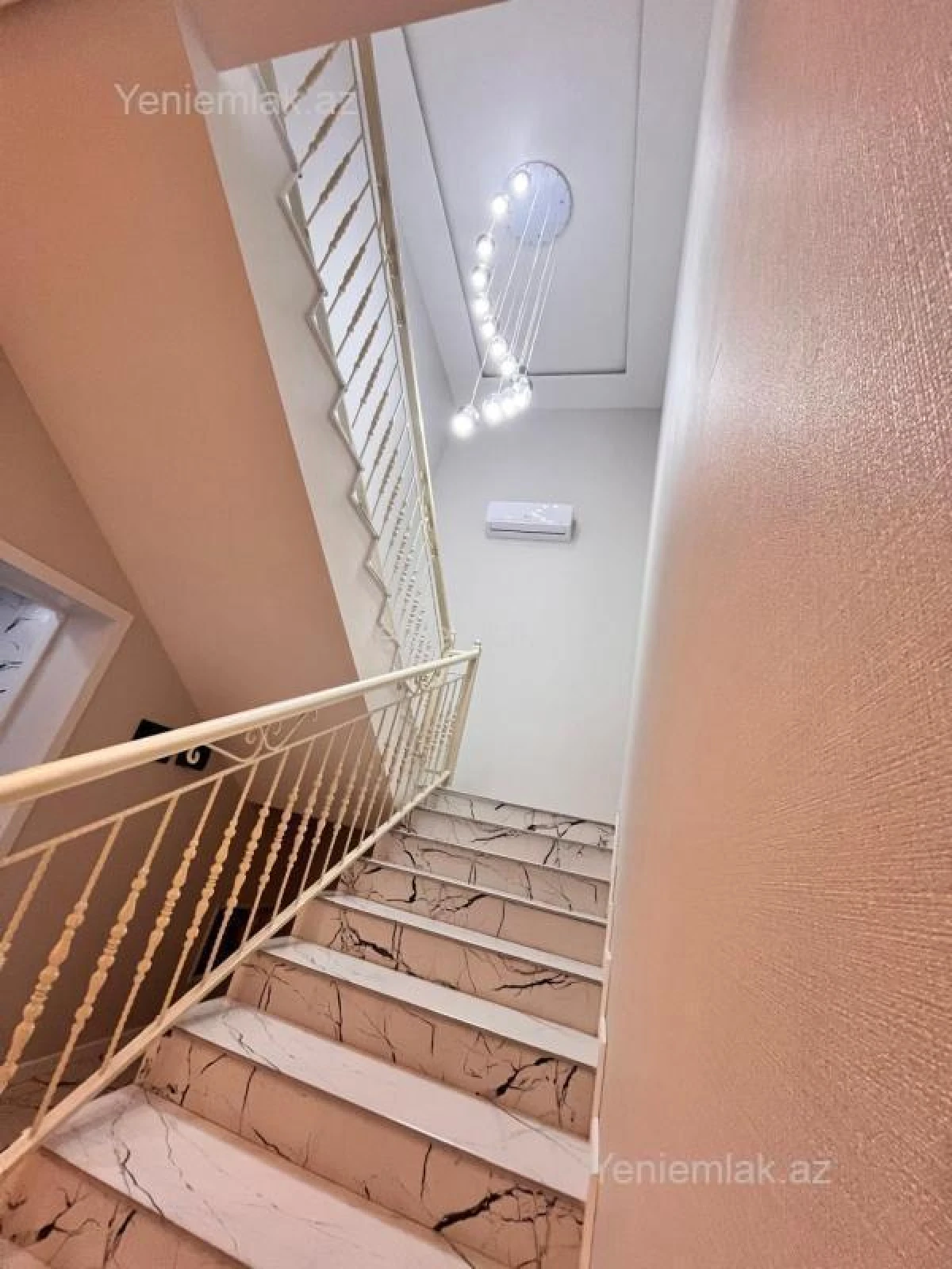 Satılır 5 otaqlı həyət evi 300 m²