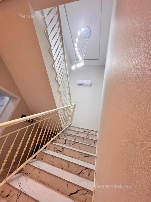 Satılır 5 otaqlı həyət evi 300 m²