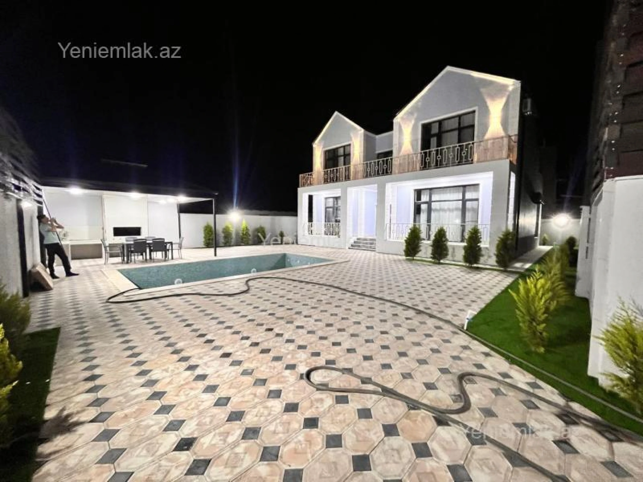 Satılır 5 otaqlı həyət evi 300 m²